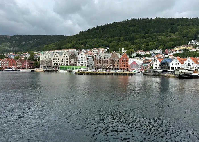 Bergenshus Rett Ved Bryggen I Берген